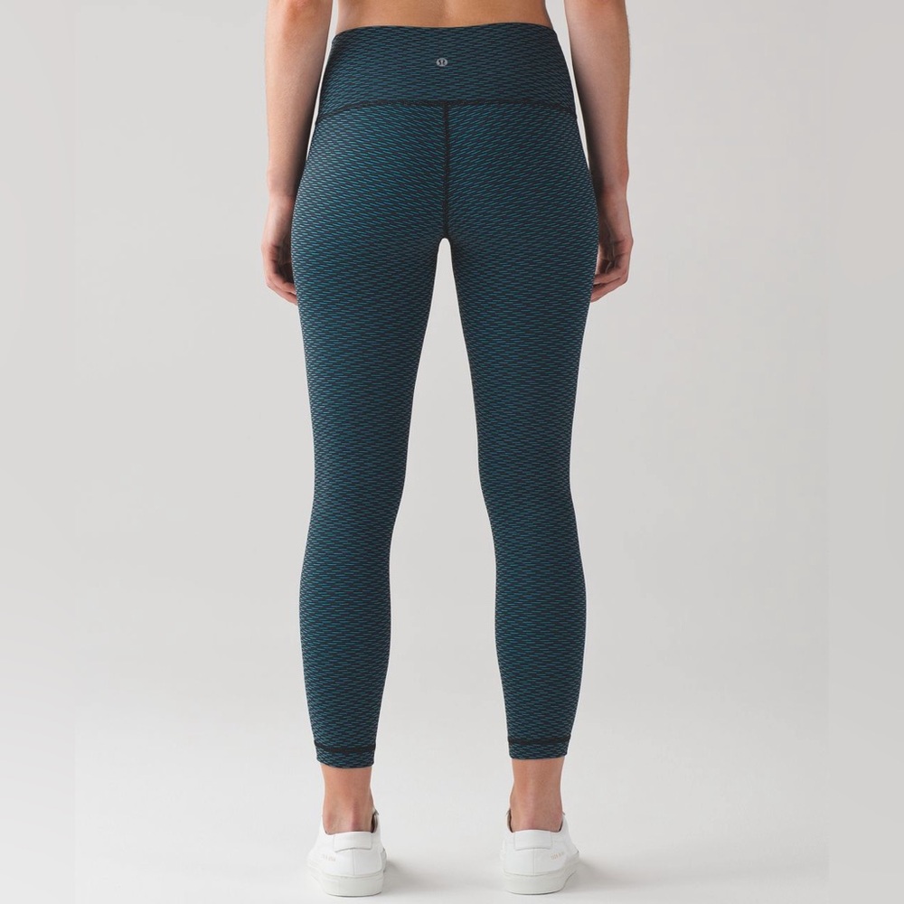 Lululemon High Times Pant (Luxtreme)
Score‎ Jacquard Black Indian Ocean Size 4